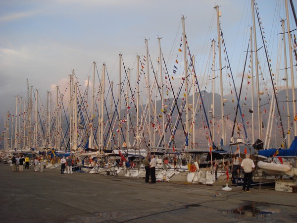 80 bateaux dans un port